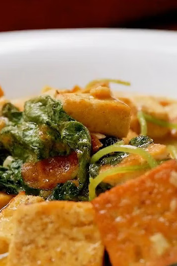 Tofu ao Curry com Espinafre, imagem do material ilustrado